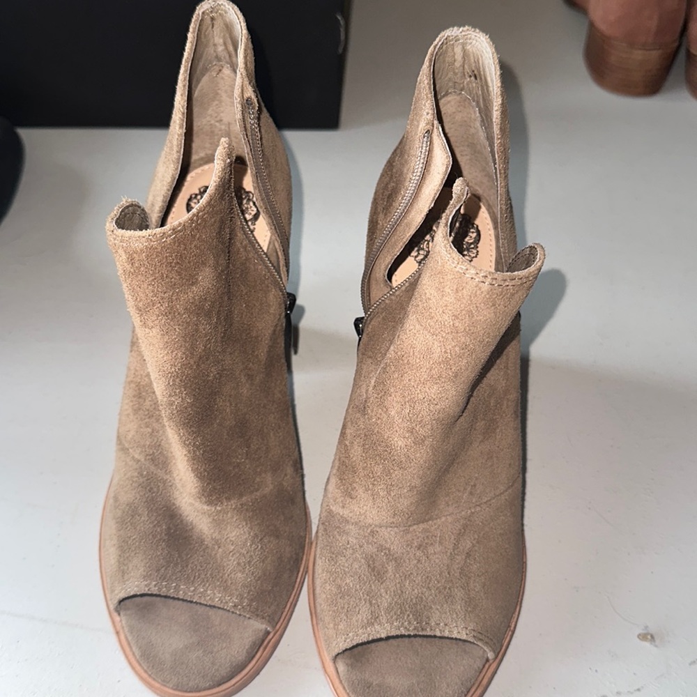 NWOT Vince Camuto suede heeled booties